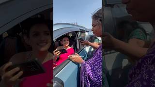 ప్రేమతో హిజ్రాలకు సెల్ఫి ఇచ్చిన సిరి bigg Boss siri hanumanthu give selfies to hijras [upl. by Adner604]