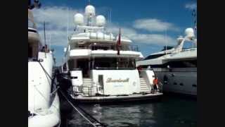 BOARDWALK Yacht • Westport • 2010 • Owner TILMAN FERTITTA • Docking in St Tropez [upl. by Charlena987]