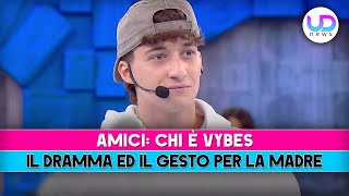 Amici Chi E Vybes Il Dramma Ed Il Gesto Per La Madre [upl. by Cthrine]