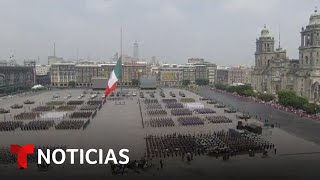 México celebra el Día de la Independencia con un desfile militar [upl. by Yanel]