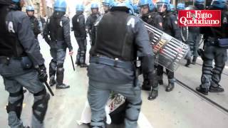 Torino alla manifestazione degli studenti scontri con la polizia [upl. by Dnesnwot]