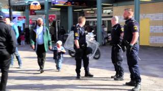 Stenkastning mot polisen i Tensta [upl. by Mallin799]