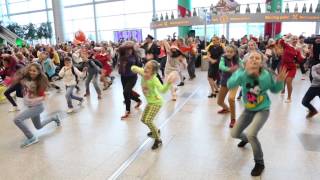 Новогодний флэшмоб в Аэропорту Домодедово  New Year flash mob at Domodedovo Airport [upl. by Noorah]