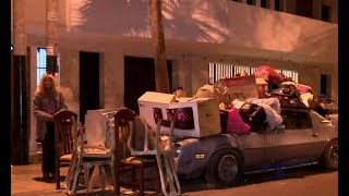 Mujer vive en su auto en la puerta de su casa tras ser desalojada [upl. by Ientruoc]