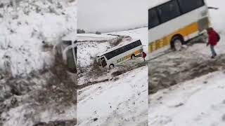 Nuo kelio nuvažiavus ir apvirtus autobusui nukentėjo 13 žmonių video El drifto [upl. by Sivartal]