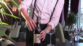 Astuces du sommelier  comment déboucher une bouteille de vin [upl. by Reld367]