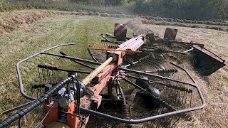 Schwaden von Streuwiesen mit Traktor mit Zwillingsbereifung und Zweikreisel Seitenschwader [upl. by Enialed]