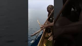 Orang ini menangkap hiu seorang diri dengan menggunakan kano kecil  fishing [upl. by Tormoria397]