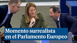 Suenan los ladridos de un perro en medio del Parlamento Europeo y no pueden reprimir la risa [upl. by Neeli]