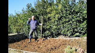 PREPARARE LORTO CONCIMARE E VANGARE IL GIARDINO concimare con il composter e il letame [upl. by Nesnah]