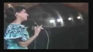 Magida El Roumi 3am Yisaluni 3alaik El Nas Jerash 1986 [upl. by Benni]