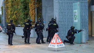 Kampklædt politi på Københavns Universitet på Amager 26102023 [upl. by Antsirhc]