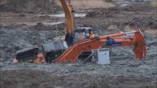 Graafmachines zakken weg in bouwput Sint Philipsland [upl. by Ynaffat]