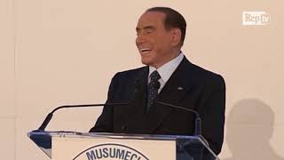 Elezioni Sicilia Berlusconi scherza con la hostess Mi ha dato 59 anni [upl. by Rolan]