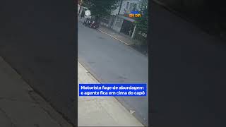 Motorista foge de abordagem e agente de trânsito fica pendurada no capô do carro SPHojeEmDiaShorts [upl. by Nosmas114]