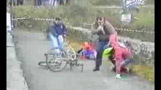 Cyclist pushes another cyclist and gets thrown to river [upl. by Ahsinam360]