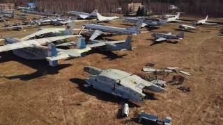 Un drone filme des avions soviétiques abandonnés [upl. by Marcel52]