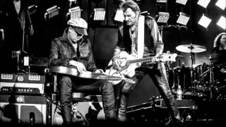 Johnny Hallyday présente le guitariste Philippe Almosnino sur la scène de Bercy 29 nov 2015 [upl. by Adnwahsal]