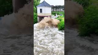 The tide in the creek was so strong that even the fishermen were panicking The tidal surge in t [upl. by Oicatsana]