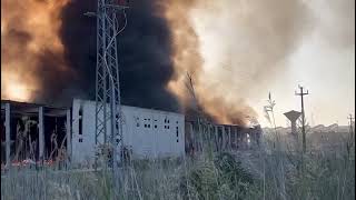 Vasto incendio in zona Bellavista a Taranto in fiamme un deposito  video 6 [upl. by Htnicayh]