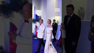 Le prince Albert de Monaco et la princesse Charlene arrivent au 75e Gala de la Croix rouge monaco [upl. by Hadwyn36]