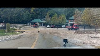 Jablanica Bujice su potkopale cestu između restorana Gojko i Maksumić Dio ceste visi u zraku [upl. by Polloch]