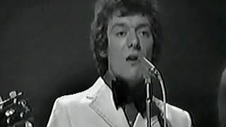 THE HOLLIES1969 LIVE VIDEO CLIP quotSTEWBALLquotLYRICS [upl. by Neetsuj]