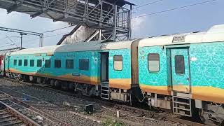 22920 Down Ahmedabad  MGR Chennai Central Humsafar Express Passing Kopar [upl. by Mcwherter]