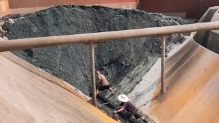 Barge unloading 4290 tons of crushed ore December 2  Barge work vlog [upl. by Dulce]