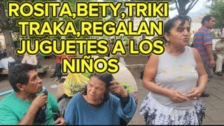 ROSITABETYTRIKI TRAKA REGALAN JUGUETES A LOS NIÑOS [upl. by Nico]