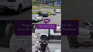 Briga de trânsito em Blumenau na tarde desta quartafeira 25 [upl. by Yenaiv]