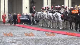 MATTARELLA ACCOLTO DA BRICIOLA IL CANE DEI CORAZZIERI AL QUIRINALE [upl. by Bellis736]