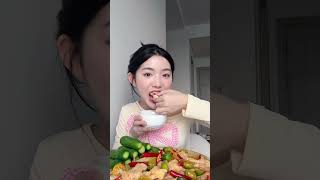 Thánh nữ mukbang siêu mê chân gà rút xương của bà Tuyết [upl. by Owain45]