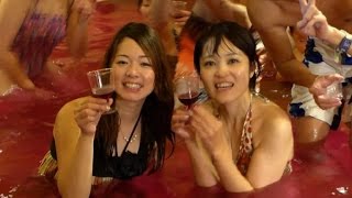 Larrivée du Beaujolais fêtée au Japon dans un spa de vin [upl. by Adanar40]