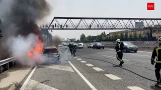 Bomberos de la Comunidad de Madrid apagan un incendio en un turismo en la A6 [upl. by Neda644]