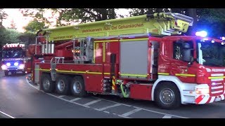 Seltene Sonderfahrzeuge von Werkfeuerwehren auf Alarmfahrt in Duisburg [upl. by Lockhart]