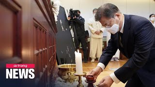 President Moon pays respects to deceased Korean reunification activist Paek Kiwan [upl. by Ahseinod]