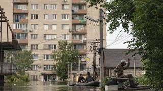 Barrage détruit en Ukraine  des bombardements touchent des évacuations de civils [upl. by Nickelsen]