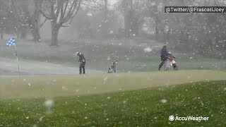 Usa la nevicata non spaventa i golfisti sul green si continua a giocare [upl. by Porte]