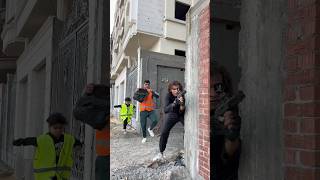 عامل البناء الشجاع 👷‍♂️واللـص الهارب من الشرطه🥷👮‍♂️ The brave worker👷‍♂️ and the escaped thief🥷 [upl. by Torto]