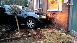 Auto rijdt tegen gevel in Enschede [upl. by Jemma844]