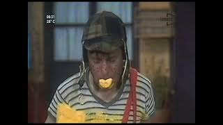 Clip El Chavo del 8  El Chavo lame la brocha de pintara en vez de la paleta [upl. by Lach164]