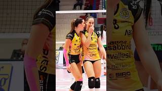 GUARDA FINO ALLA FINE 🚨Che azione ❤️‍🔥 pallavolo pallavolofemminile volleyball [upl. by Brownley]