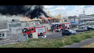 Pożar hali w Luboniu Alarmowo 22 zastępy OSP i PSP oraz 5 radiowozów Policji i Straży Miejskiej [upl. by Bocyaj408]