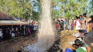 Ramainya melebihi tempat wisata menjelang semburan air di Madura surut [upl. by Iteerp]