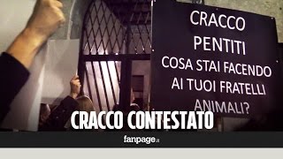 Milano lo chef Cracco contestato dagli animalisti quotPentiti il cuore degli animali non si mangiaquot [upl. by Netaf60]