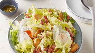 Recette  Salade frisée aux lardons et à l’œuf poché [upl. by Haggerty448]