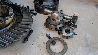 DISASSEMBLING A DIFFERENTIAL ON A FORD L9000 PETERBILT FORD KENWORTH JAMAICA MECHANIC [upl. by Aihsoem]