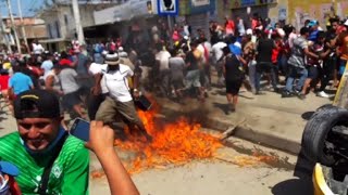 Linchan a personas a las que acusaban de robar niños en Ecuador [upl. by Nnylodnewg]