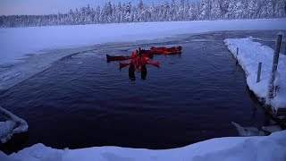 Vacanze di Natale in Finlandia la nuova tendenza tuffi nel lago ghiacciato [upl. by Julie]